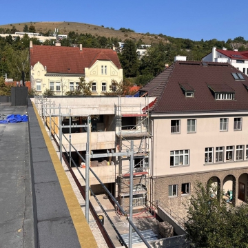 Hrubá stavba nového pavilonu ZŠ na Zlíchově je dokončena