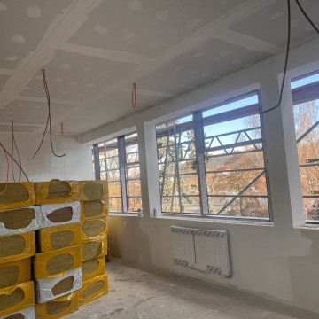 Průběh prací na stavbě nového pavilonu ZŠ na Zlíchově