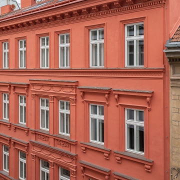 Dům s malometrážními byty Černá 10 v cíli