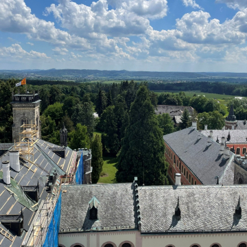 Započaly práce na opravě střechy zámku Sychrov