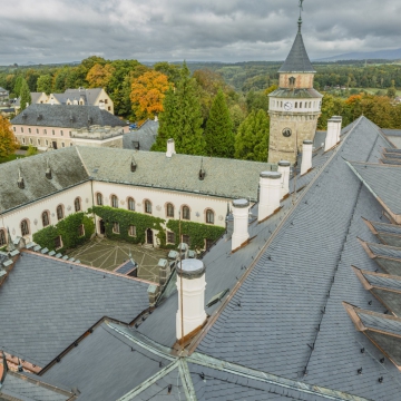 Státní zámek Sychrov – obnova střešního pláště východního křídla