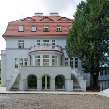 Přestavba a přístavba domu U Vorlíků 4 na základní školu