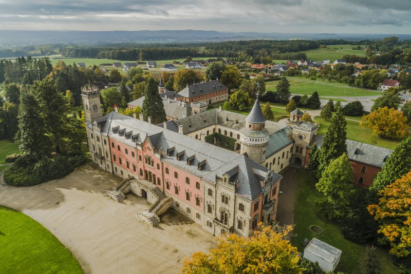 Státní zámek Sychrov – obnova střešního pláště východního křídla