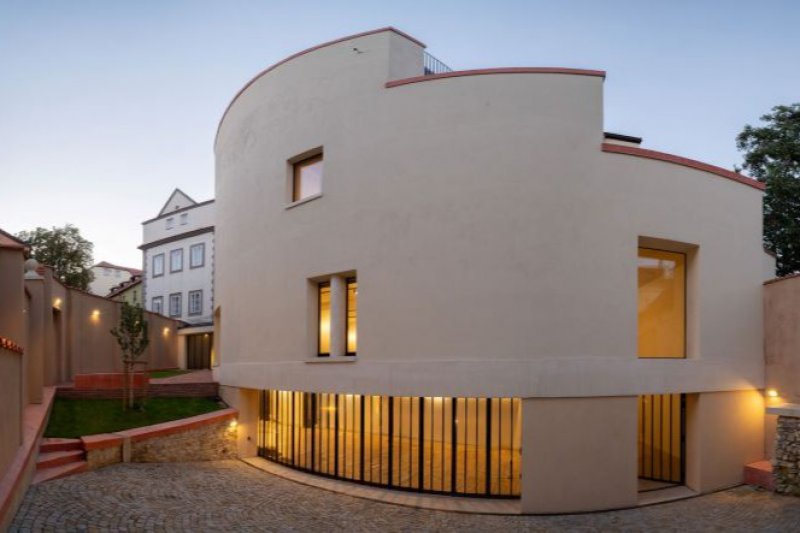 Bytový dům s galerií - Malá Strana