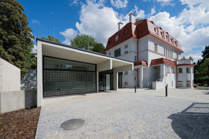 Přestavba a přístavba domu U Vorlíků 4 na základní školu