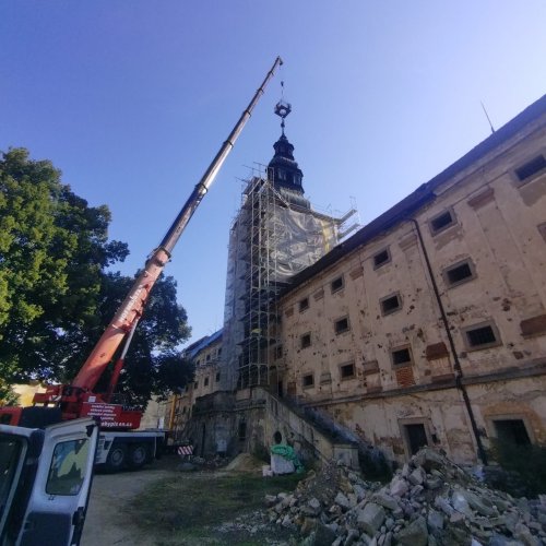 Sňali jsme makovici a hrotnici z věže sýpky v Plasích