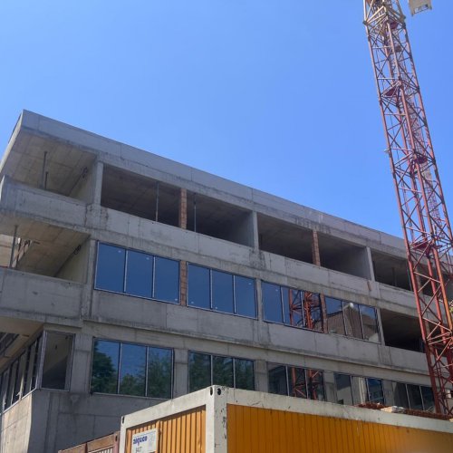 Hrubá stavba nového pavilonu ZŠ na Zlíchově je dokončena