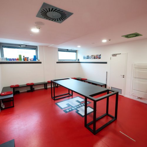 Pomáháme stavařinou - šatna pro hráčeTatranu Střešovice